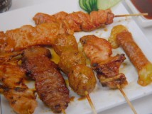 Menus brochettes avec soupe, salade, riz