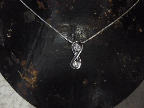 Pendentif Infini, Or Blanc