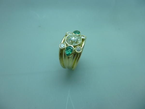 Bague Or jaune, Diamants, Emeraudes